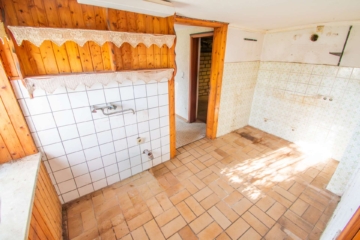 Küche - Freistehendes, sanierungsbedürftiges EFH mit großzügiger Anbau-Option auf über 4.000 m2 Grundstück