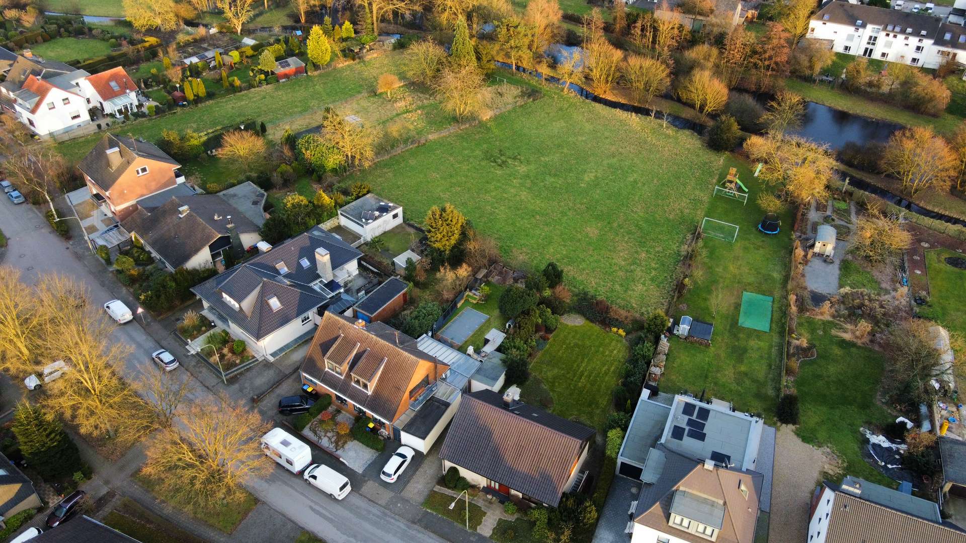 Luftbild - Traumhafte Lage: Freistehendes Einfamilienhaus mit großem Grundstück und einzigartigem Ausblick