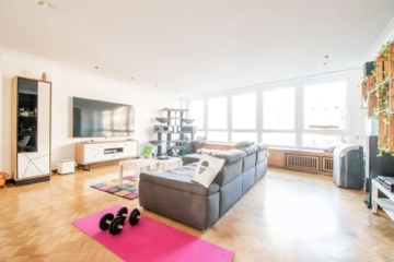 Wohnzimmer - Wohnen wie im eigenen Haus: Besondere Maisonette-Wohnung mit großer Dachterrasse im Herzen der Stadt