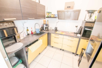 Küche - Wohnen wie im eigenen Haus: Besondere Maisonette-Wohnung mit großer Dachterrasse im Herzen der Stadt