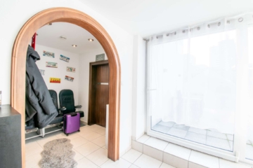 Diele - Wohnen wie im eigenen Haus: Besondere Maisonette-Wohnung mit großer Dachterrasse im Herzen der Stadt