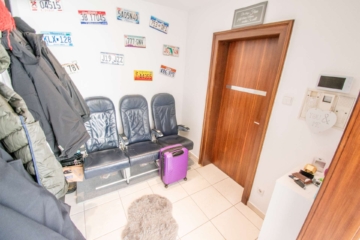 Diele - Wohnen wie im eigenen Haus: Besondere Maisonette-Wohnung mit großer Dachterrasse im Herzen der Stadt