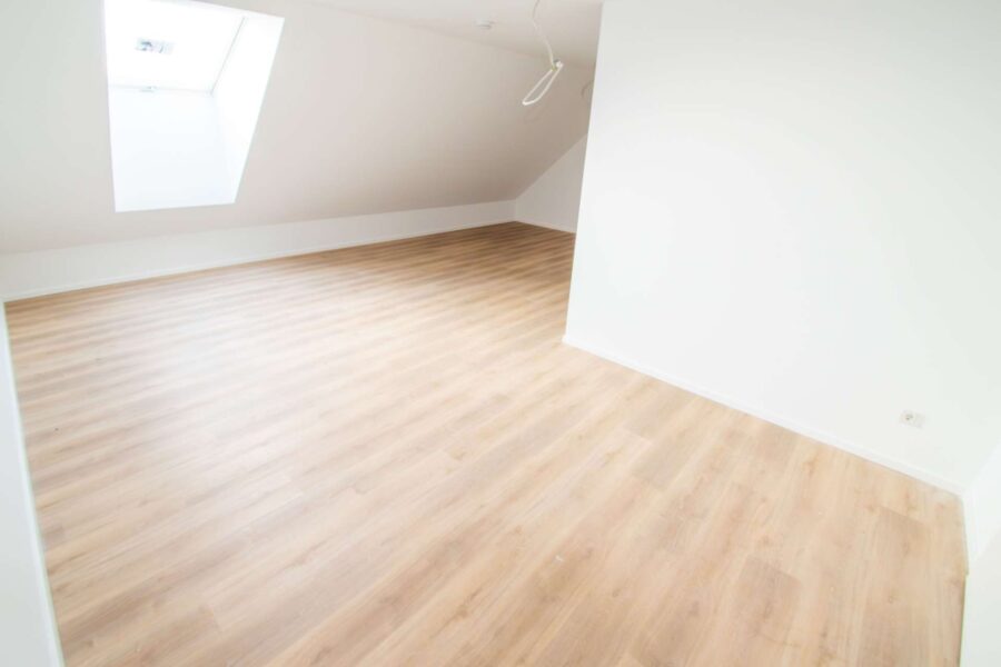Alter Charme trifft auf Moderne: großzügige Mietwohnung mit flexibel nutzbarem Raumangebot & Garten, 47506 Neukirchen-Vluyn, Dachgeschosswohnung