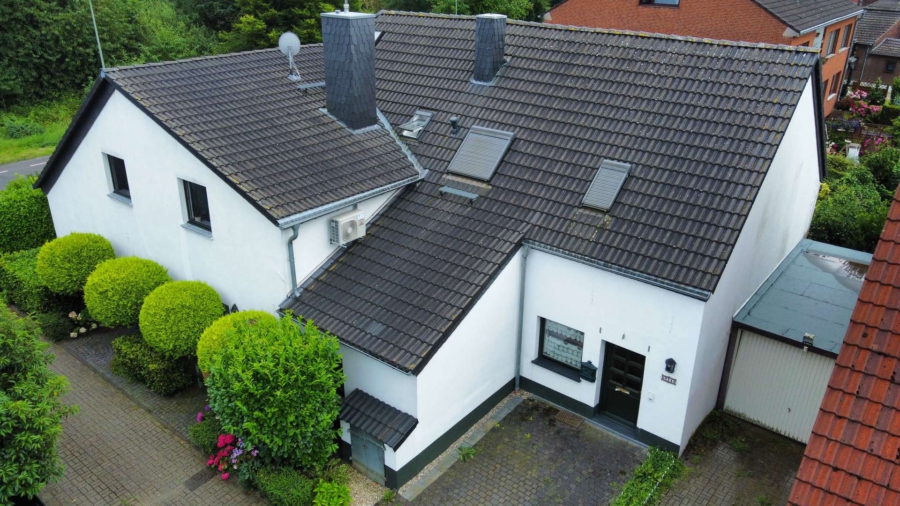 Haus im Haus: Besondere Maisonette-Wohnung mit Wohlfühlgarten am beliebten Naturschutzgebiet, 47802 Krefeld, Maisonettewohnung
