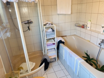 mit Dusche und Wanne - Charmante Doppelhaushälfte in ruhiger und zentraler Lage von Vluyn