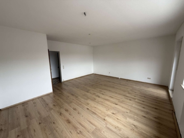 Wohnzimmer - Moderne 2,5 Zimmer Wohnung mit zwei Balkonen
