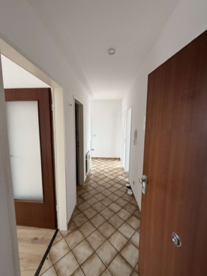 Flur - Moderne 2,5 Zimmer Wohnung mit zwei Balkonen