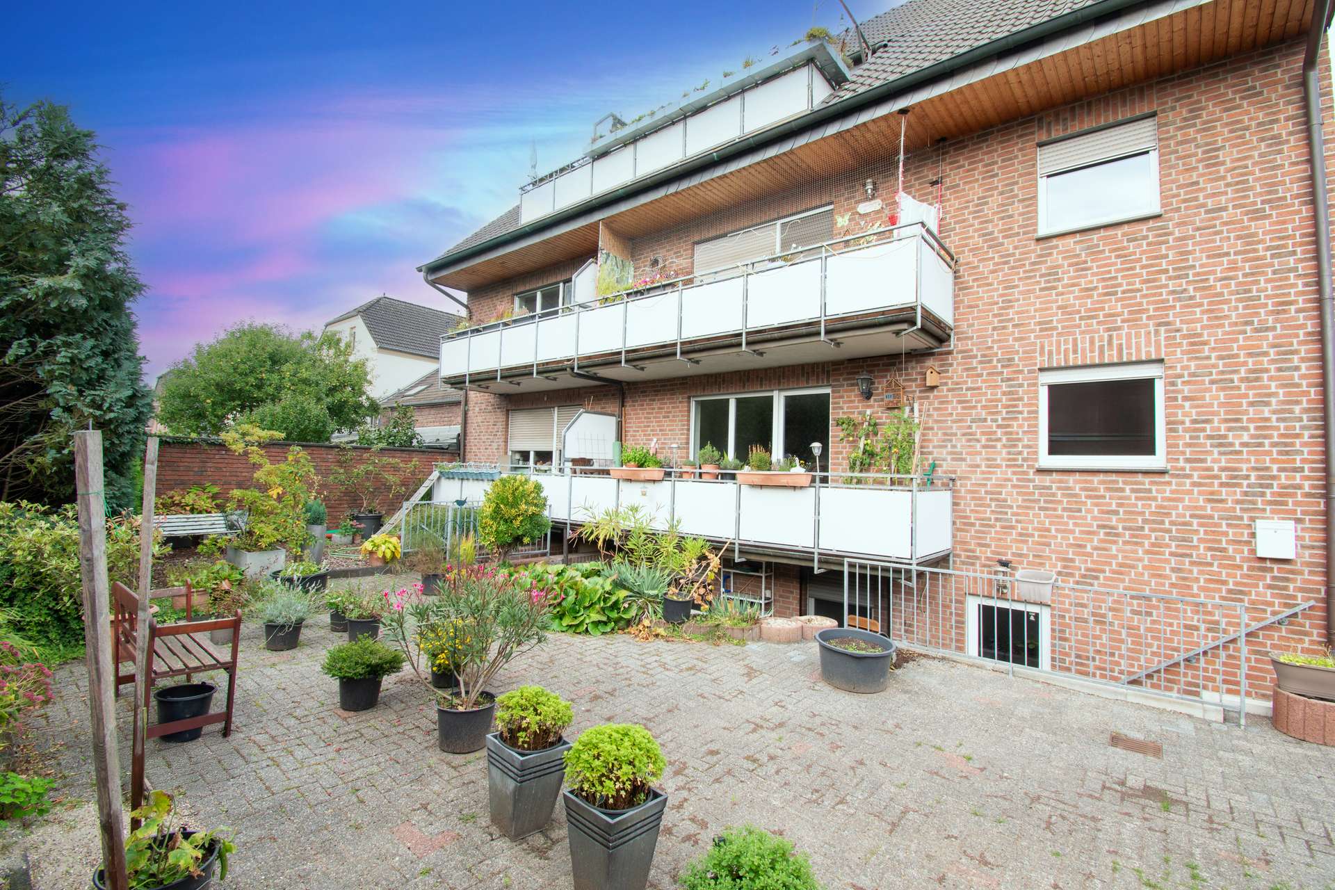 Hinteransicht - Hochwertig errichtetes Mehrfamilienhaus mit 7 Wohneinheiten in absoluter 1A-Lage von Holderberg