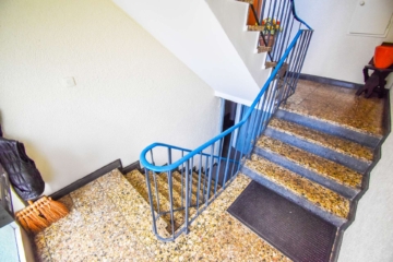 Treppenhaus - 1A-Lage: Gepflegte Erdgeschosswohnung mit 3 Zimmern im Herzen von Neukirchen