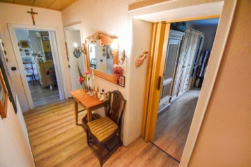 Diele - 1A-Lage: Gepflegte Erdgeschosswohnung mit 3 Zimmern im Herzen von Neukirchen