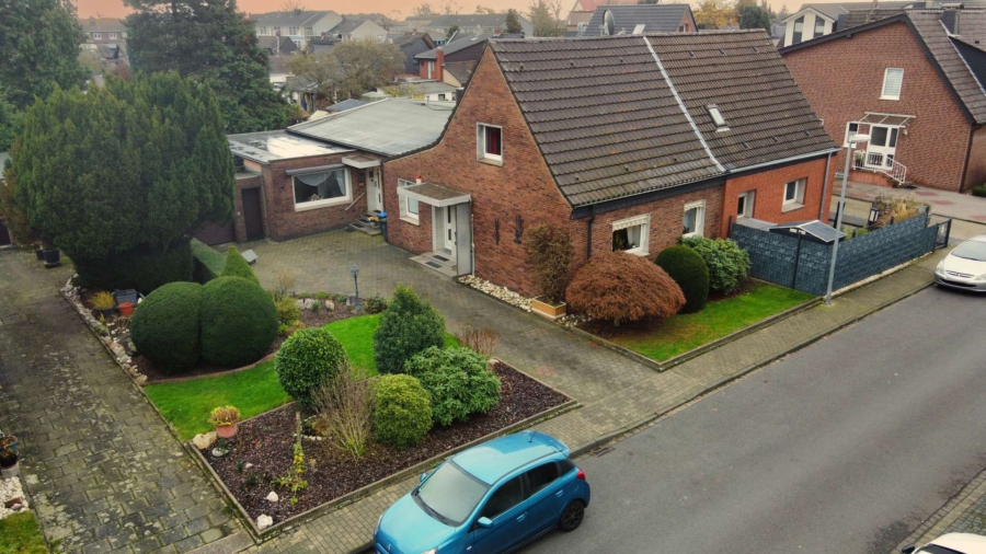 Wohnen für Generationen: Charmante Doppelhaushälfte mit Einliegerwohnung & großzügigem Garten, 46242 Bottrop, Doppelhaushälfte