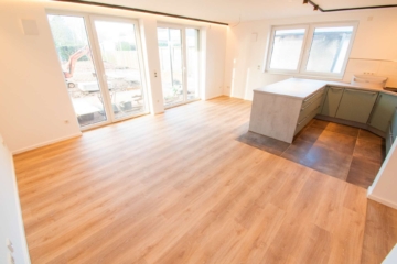 Offener Wohn- und Essbereich - Architektonisches Highlight: Barrierearme Erdgeschosswohnung mit Terrasse in naturnaher Umgebung