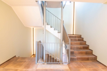 Edles Treppenhaus - Architektonisches Highlight: Barrierearme Erdgeschosswohnung mit Terrasse in naturnaher Umgebung
