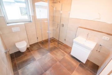 Barrierefreies Badezimmer - Architektonisches Highlight: Barrierearme Erdgeschosswohnung mit Terrasse in naturnaher Umgebung