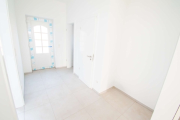 Diele mit Garderobe - Besonderer Wohnflair: vollständig sanierte Erdgeschosswohnung mit exklusivem Zugang