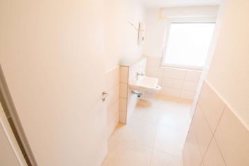 Badezimmer - Erstbezug nach Sanierung: Helle 3–Zimmer Wohnung mit moderner Ausstattung
