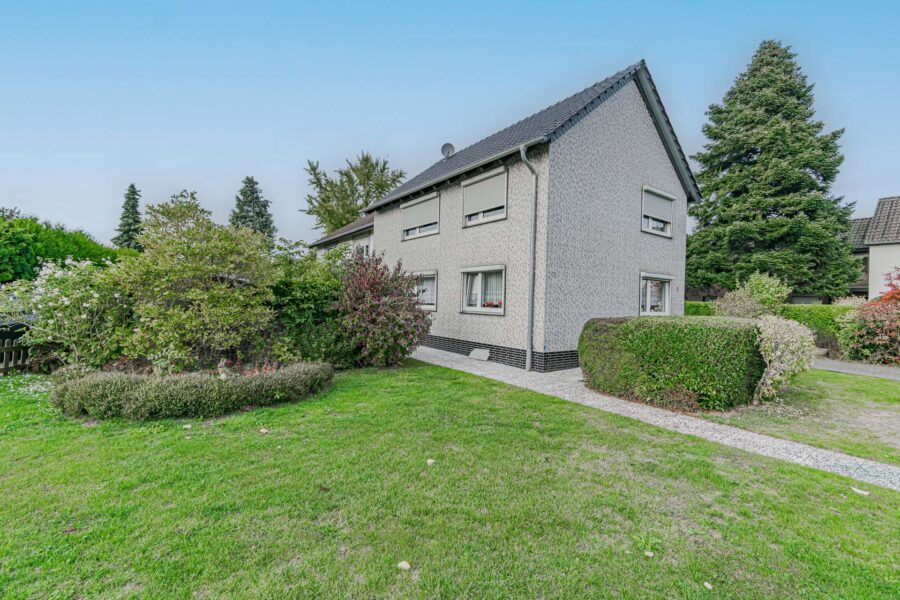 Charmantes Zweifamilienhaus mit traumhaftem, großem Grundstück und vielen Gestaltungsmöglichkeiten, 47506 Neukirchen-Vluyn, Einfamilienhaus