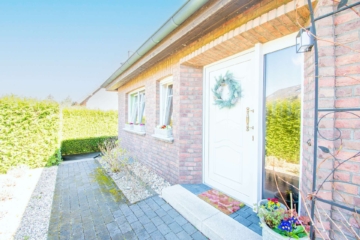 Hauseingang - Rarität im Markt: Freistehender, gepflegter Bungalow mit großem Grundstück in Sevelen