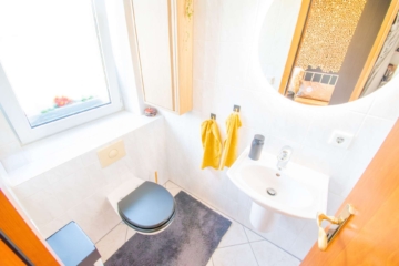 Gäste-WC - Rarität im Markt: Freistehender, gepflegter Bungalow mit großem Grundstück in Sevelen