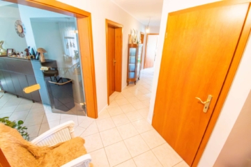 Flur - Rarität im Markt: Freistehender, gepflegter Bungalow mit großem Grundstück in Sevelen