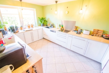 Küche - Rarität im Markt: Freistehender, gepflegter Bungalow mit großem Grundstück in Sevelen