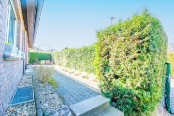 Vorgarten - Rarität im Markt: Freistehender, gepflegter Bungalow mit großem Grundstück in Sevelen