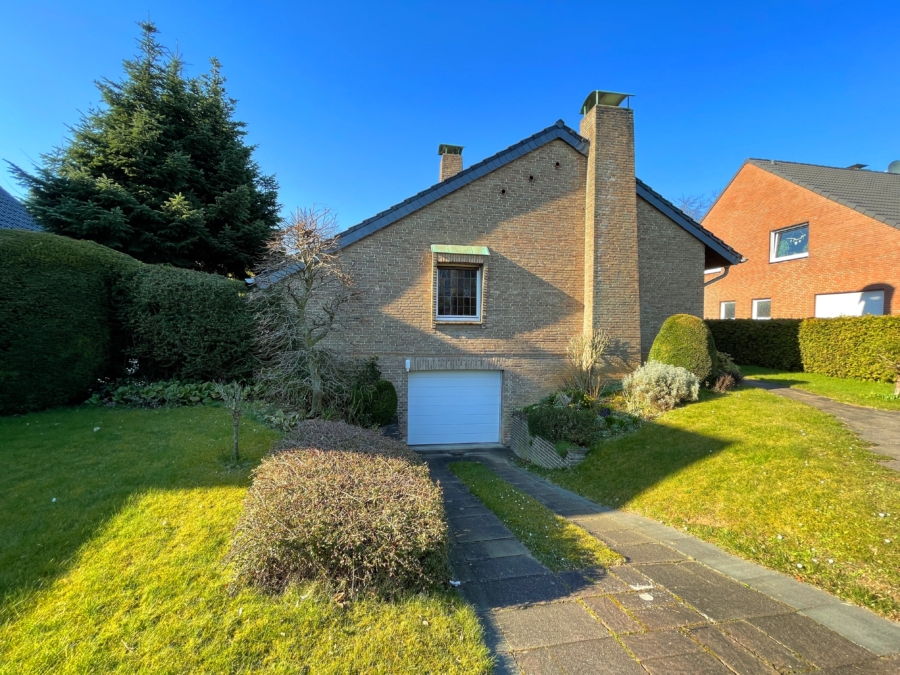 Traumhaftes Architektenhaus mit großem Grundstück sowie vielen Ausbau- und Gestaltungsmöglichkeiten in attraktiver Lage von Moers-Kapellen, 47447 Moers, Einfamilienhaus