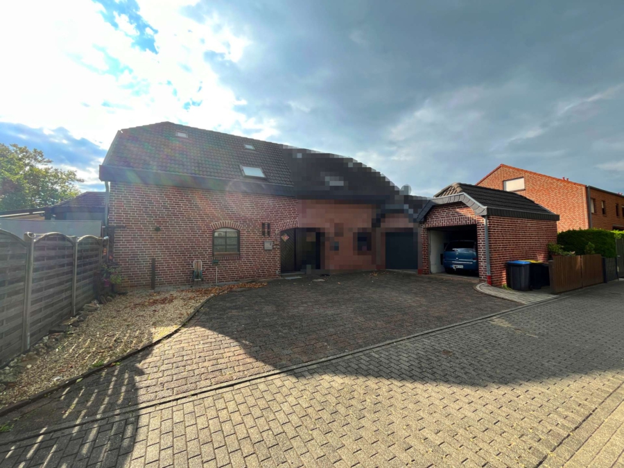 Stilvolles Wohnen im exklusivem Quattrohaus in Neukirchen-Vluyn: Ihre Oase mit eigenem Garten, 47506 Neukirchen-Vluyn, Doppelhaushälfte