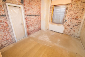 Entkerntes Zimmer - Freistehendes, historisches EFH mit exklusivem Baugrundstück direkt am attraktiven Ortskern