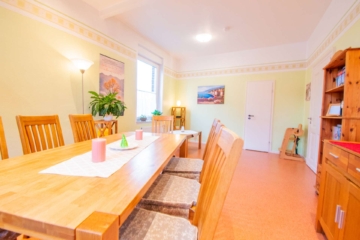 Wohnzimmer - Freistehendes, historisches EFH mit exklusivem Baugrundstück direkt am attraktiven Ortskern