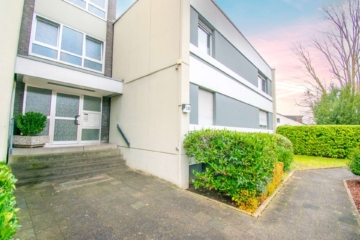 Hauseingang - Gepflegtes 1,5-Zimmer-Apartment mit Rathaus-Blick in der Nähe des Zentrums von Neukirchen