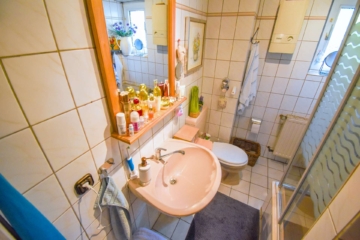 Badezimmer - Attraktive 3-Zimmer-Erdgeschosswohnung in zentraler Lage von Neukirchen