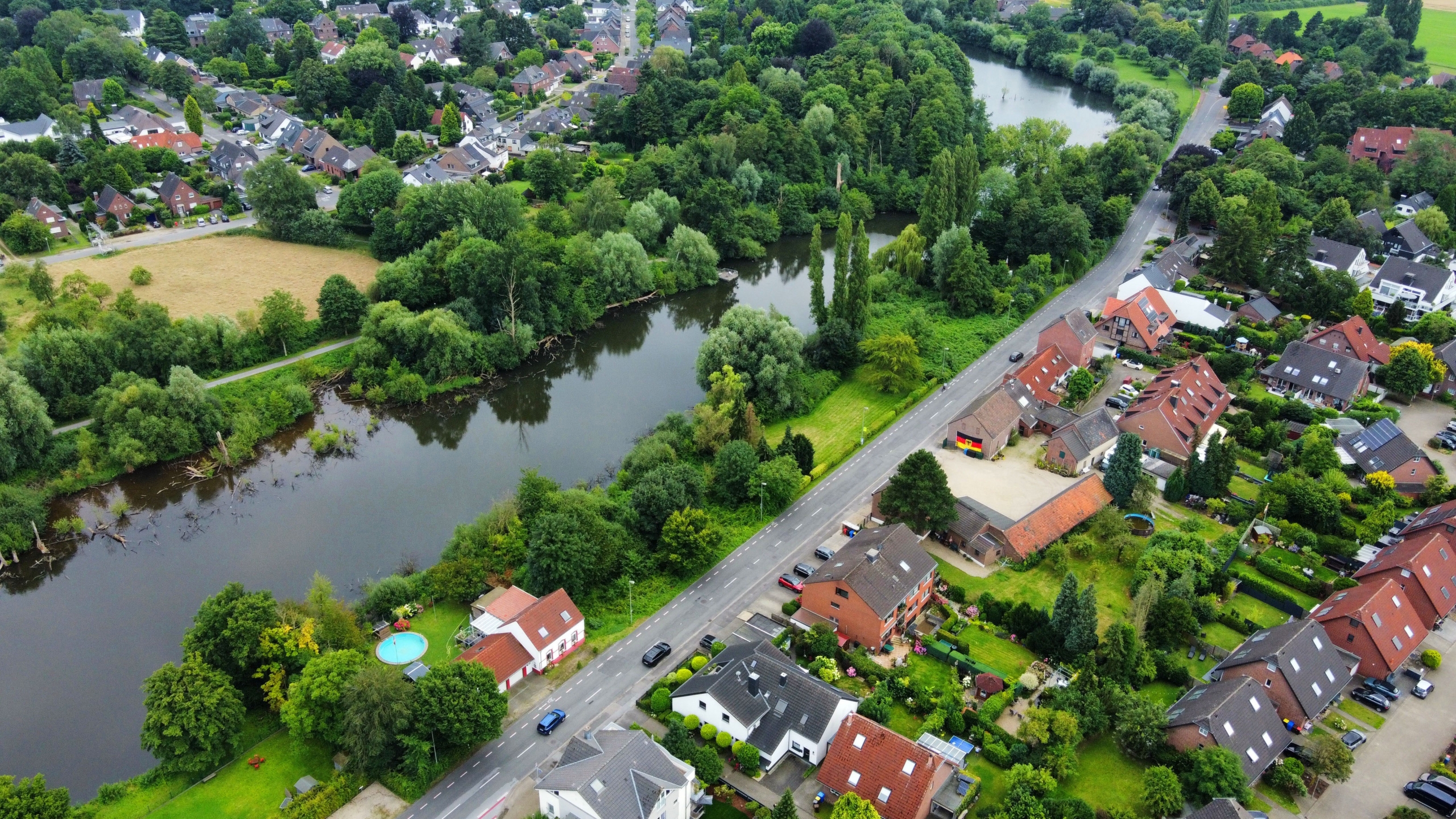 Bild (1) - Haus im Haus: Besondere Maisonette-Wohnung mit Wohlfühl-Garten am Naturschutzgebiet im beliebten Krefeld-Verberg