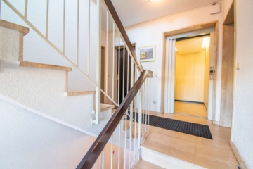 Aufzug - Stilvolle, lichtdurchflutete Wohnung mit traumhaftem Ausblick ins Grüne & Aufzug in gefragter Lage