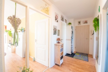 Flur - Stilvolle, lichtdurchflutete Wohnung mit traumhaftem Ausblick ins Grüne & Aufzug in gefragter Lage