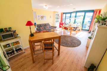 Wohn-/Essbereich - Stilvolle, lichtdurchflutete Wohnung mit traumhaftem Ausblick ins Grüne & Aufzug in gefragter Lage