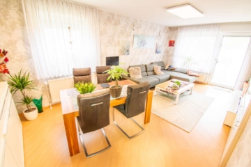 Wohn-/Esszimmer - Für Kapitalanleger: Vermietete und sehr gepflegte Erdgeschosswohnung in ruhiger Sackgassen-Lage