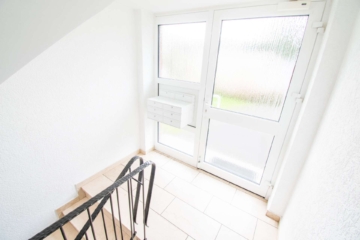 Treppenhaus - Für Kapitalanleger: Vermietete und sehr gepflegte Erdgeschosswohnung in ruhiger Sackgassen-Lage