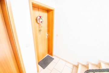 Wohnungseingang - Für Kapitalanleger: Vermietete und sehr gepflegte Erdgeschosswohnung in ruhiger Sackgassen-Lage