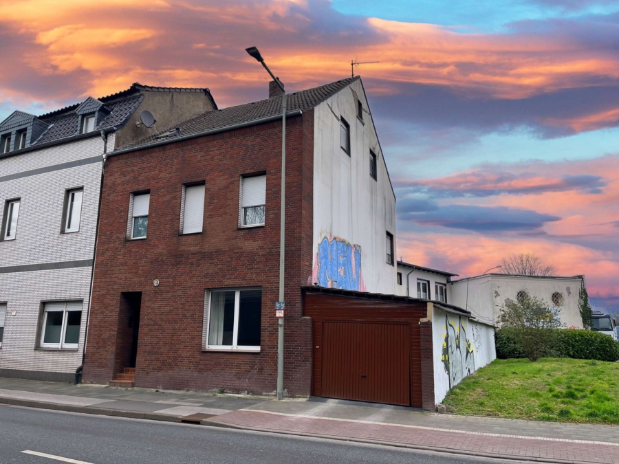 Charmantes Reihenendhaus mit Einliegerwohnung – ideale Gelegenheit für Handwerker, 47198 Alt-Homberg, Reihenendhaus