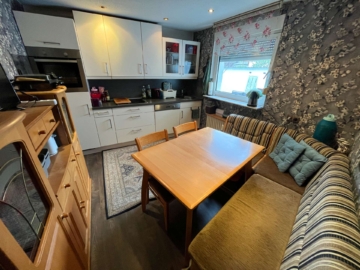 Küche - Charmantes Reihenendhaus mit Einliegerwohnung – ideale Gelegenheit für Handwerker