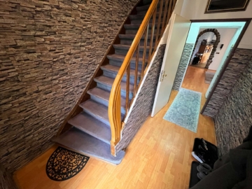 Flur - Charmantes Reihenendhaus mit Einliegerwohnung – ideale Gelegenheit für Handwerker