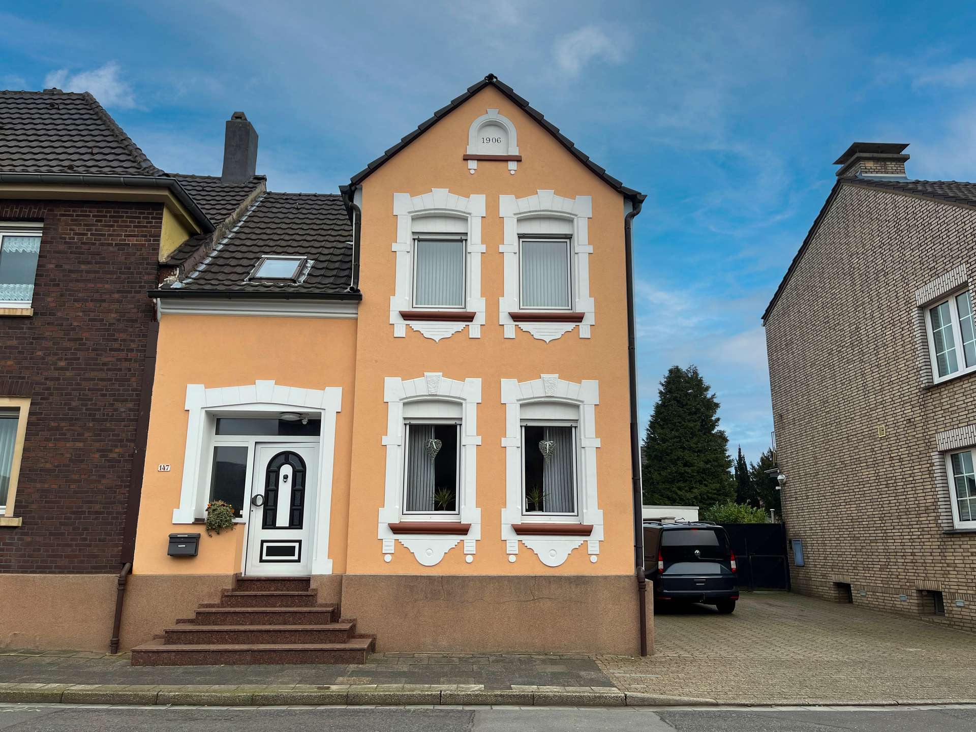 1 - Historische Doppelhaushälfte mit Einliegerwohnung in beliebter Lage von Moers-Asberg