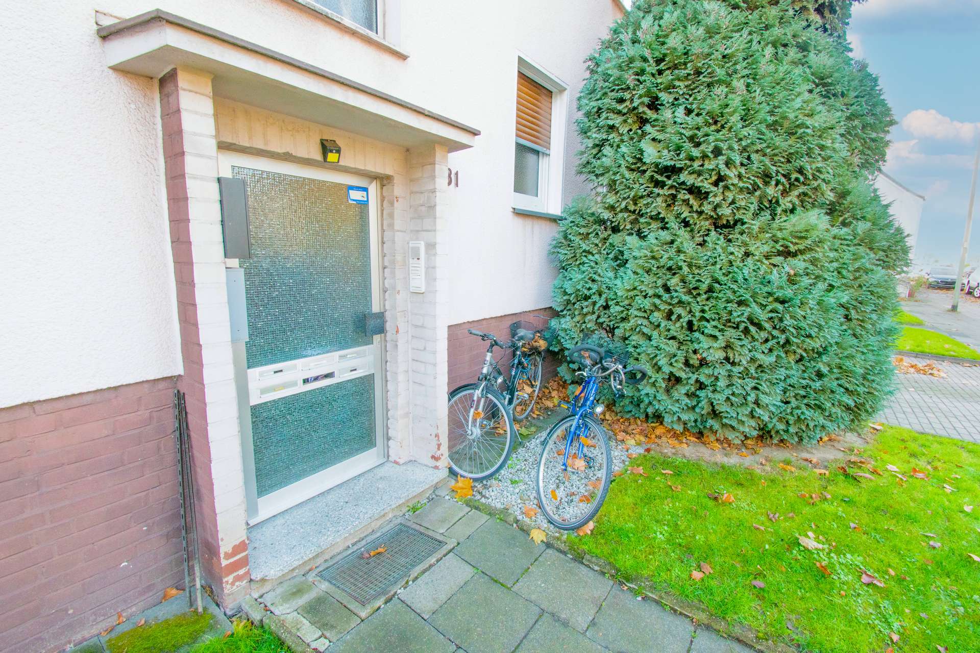 Hauseingang - Helle 3 Zimmer-DG-Wohnung mit attraktivem Schnitt am beliebten Mattlerbusch